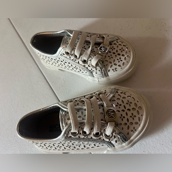 MICHAEL KORS Ima Boerum SNEAKERS Infant Toddler 5 FLORAL PERFORATED White - Picture 2 of 8